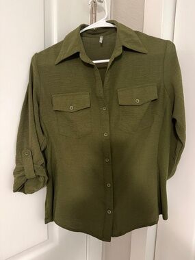 Green women’s lightweight long sleeve button up
